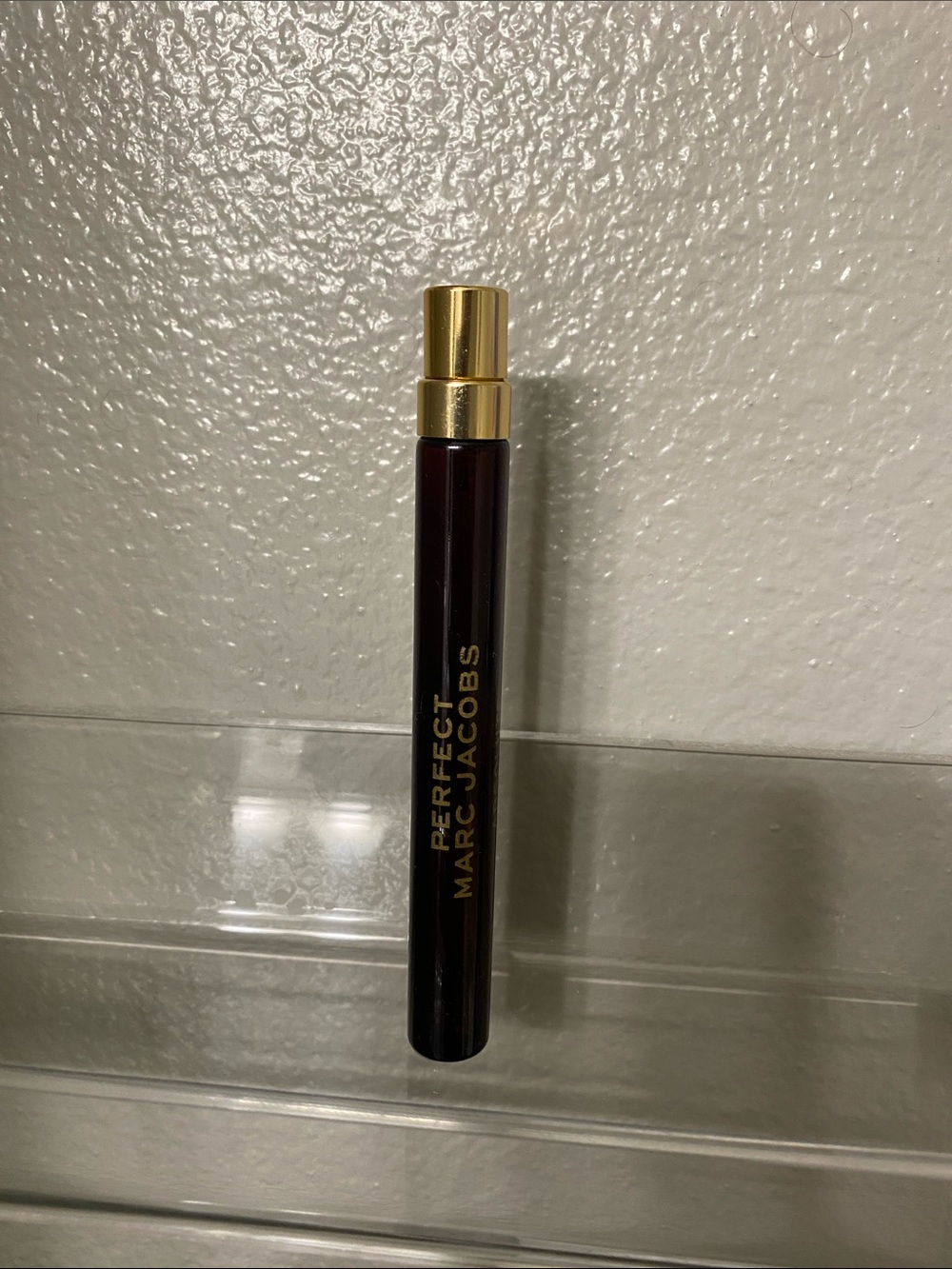 Marc Jacobs Perfect travel spray - Deep Wine with Gold Cap